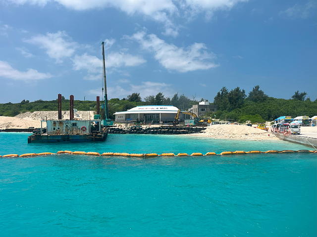 ���[���̍`���H�����Ă���l�q