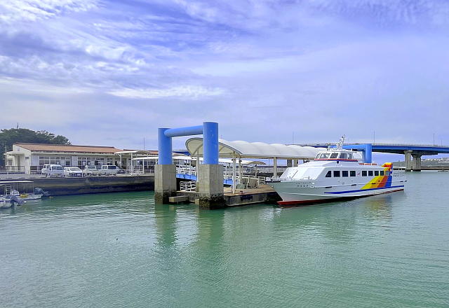 渡久地港の水納島行きの乗り場の写真
